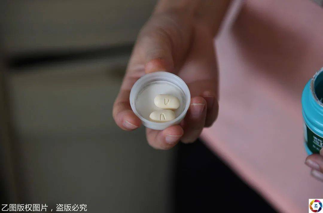 抹泪|一年多没见过女儿43岁男子中秋夜街头抹泪：带着儿子在外漂泊