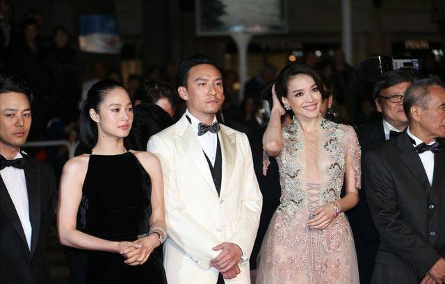 舒淇|舒淇和姜文老婆同台斗艳，穿粉裙身材饱满迷人，衬得周韵太单薄