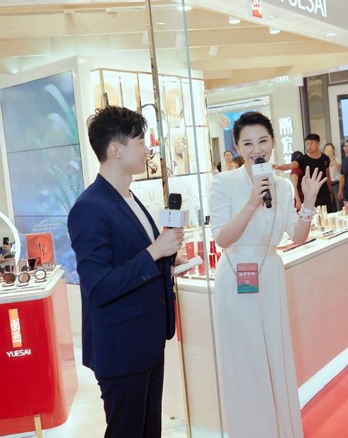 杨钰莹|当48岁杨钰莹撞上50岁许晴，才发现女人的美真的与年龄无关