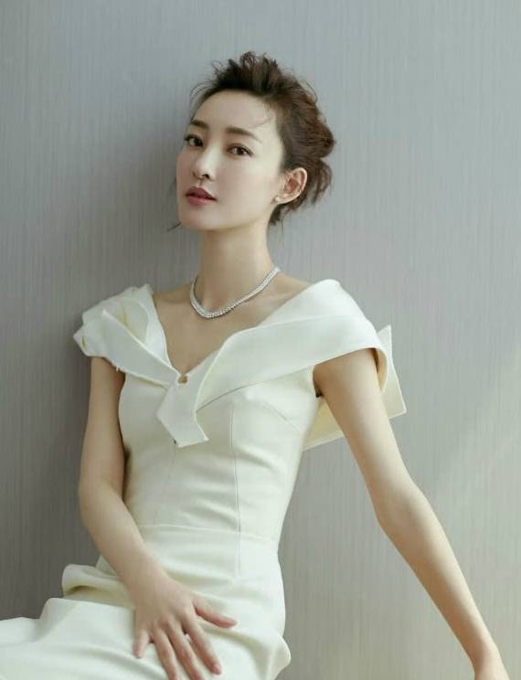 衣服|当明星可真累，王丽坤为了秀出小蛮腰，衣服紧得连腰都不能弯！