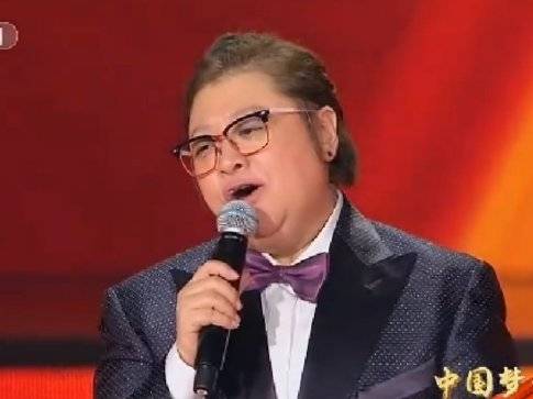 西装|49岁韩红瘦出尖下巴！穿西装戴领结大佬范十足，还是胖了更好看