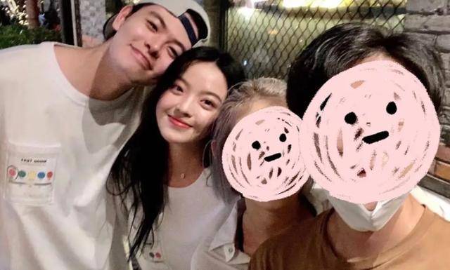 男友|原创王文也携男友旅行，首晒同框依偎照秀恩爱，男方长相白净颜值超高