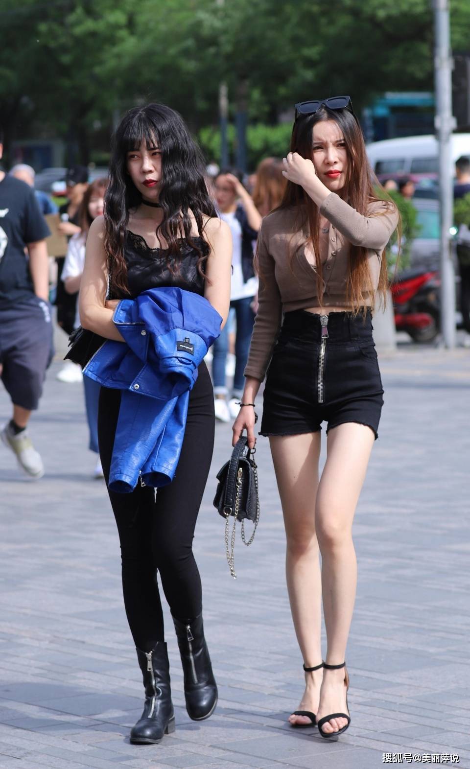 美女街拍:牛仔裤,高跟鞋,美腿和好身材今天都拍到了,好开心呀!
