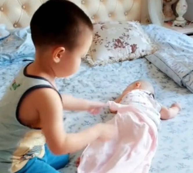 妹妹|妹妹犯困睡着了，随后哥哥的行为，让人暖心3岁哥哥陪着妹妹玩