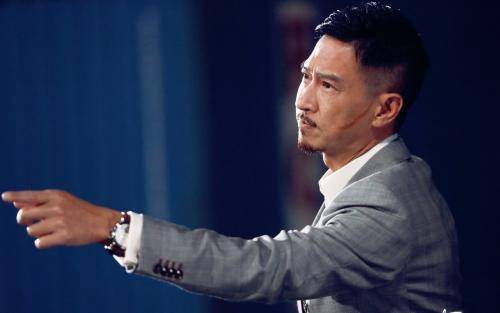 调整|原创55岁张家辉近况，身体暴瘦老态尽显，过街需要妻子搀扶