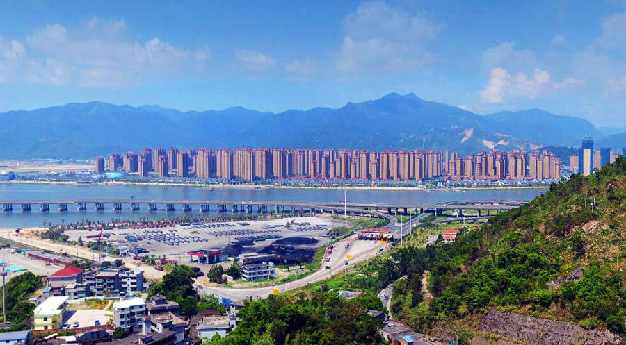 县级行政中心设置在凤山镇,因此凤山镇就是罗源县的县城.