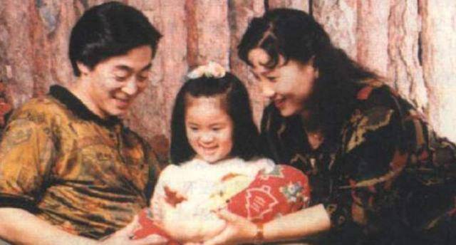 章金莱|原创六小龄童发文为妻子于虹庆生,所晒合影中女儿罕见入镜