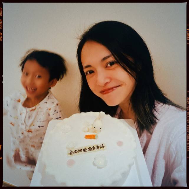 姚晨|原创姚晨与儿子合照庆41岁生日，捧蛋糕一脸灿笑，却被土豆表情包抢镜