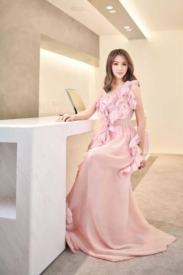 baby|Angelababy是现实版顾佳？加入富婆圈很低调，不站C位还是订餐担当