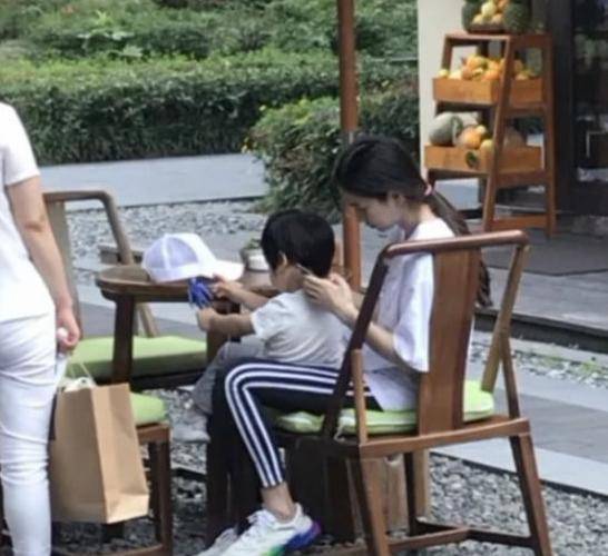 baby|Angelababy是现实版顾佳？加入富婆圈很低调，不站C位还是订餐担当