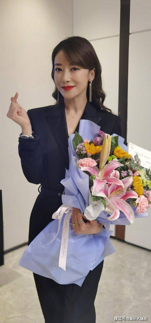 高露|陈紫函西装打扮太飒了，晒新剧杀青照与高露同框，两女神十分抢眼