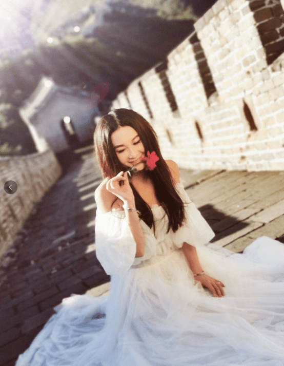 54岁港星盘点:李若彤身材曲线佳,温碧霞冻龄