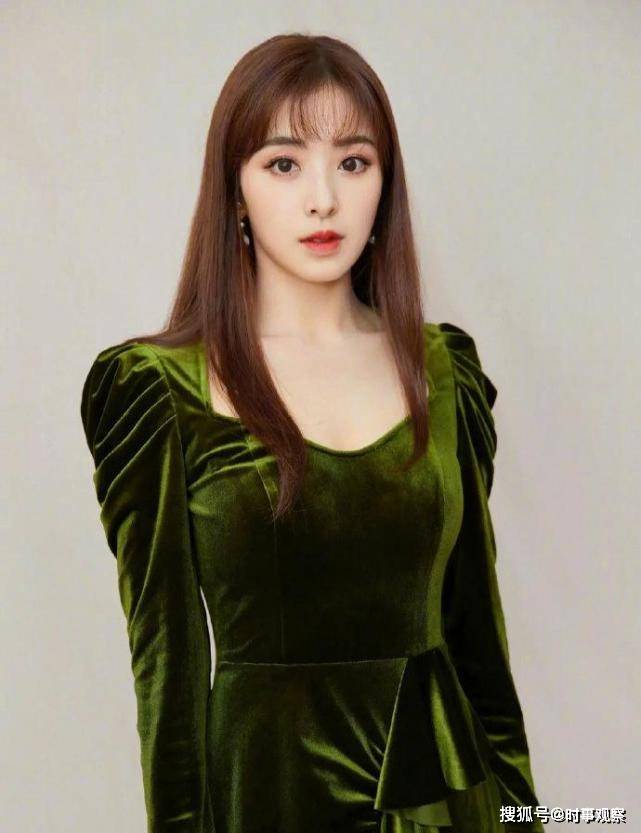 花边|张含韵气质开挂，一袭红色花边领连衣裙甜美可爱，长卷发时尚减龄