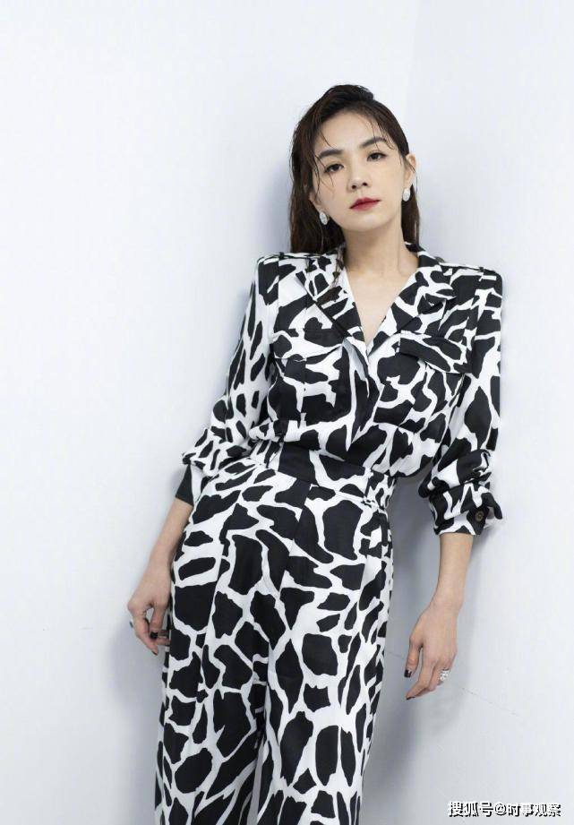 礼服|39岁陈嘉桦不低调，黑色抹胸配阔腿裤礼服超有范，时尚减龄又高级