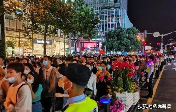 餐厅|1天取号超3万桌，超级文和友到底值不值得一去？