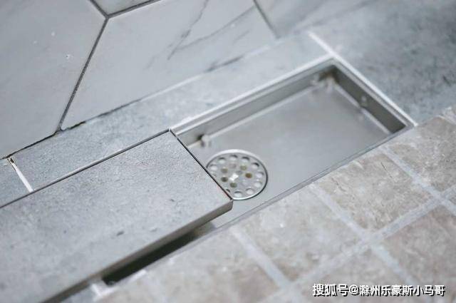 隐形地漏 如果浴室是黄铜色的五金,也可以搭配同色系格栅盖板.