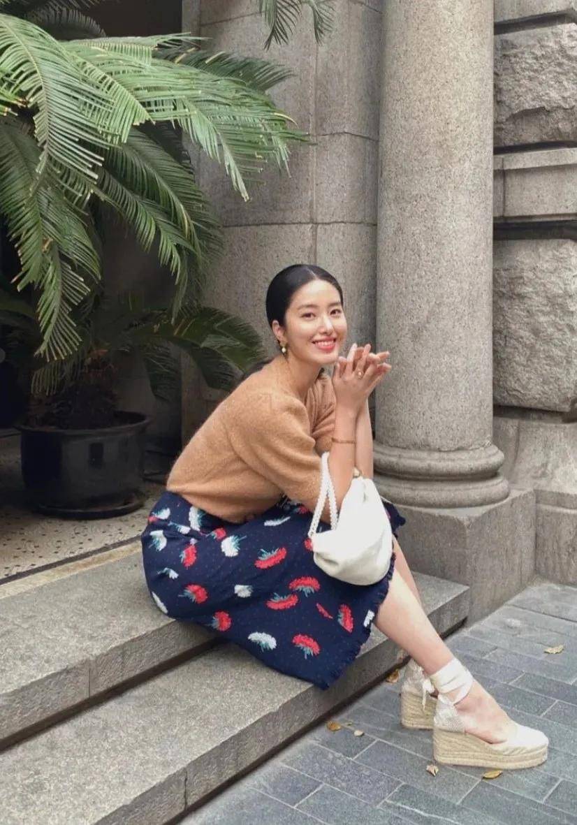 款式|网红明星针织衫穿搭，正确开启秋天模式！