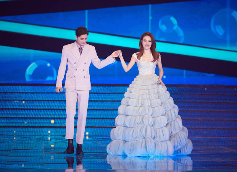 张韶涵|国庆晚会韩红瘦了，张韶涵精致如瓷瓶！杨紫穿对裙子却保守封腰