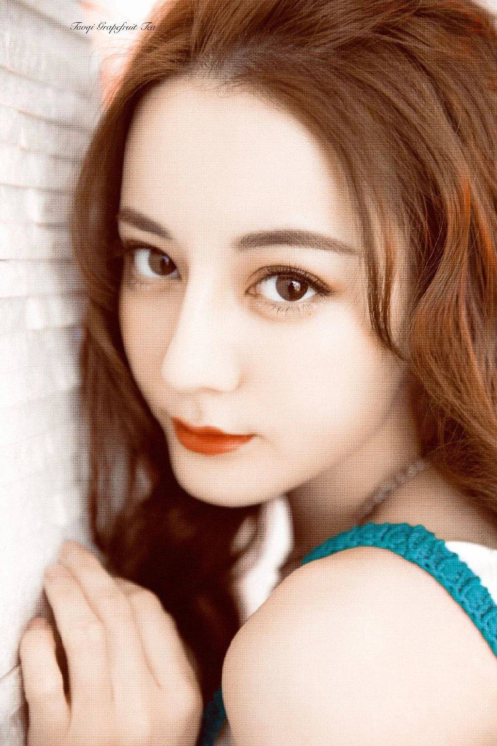 爱丽丝|迪丽热巴壁纸：清淡之中自有一种高雅的气质，颇具民国女子的风韵