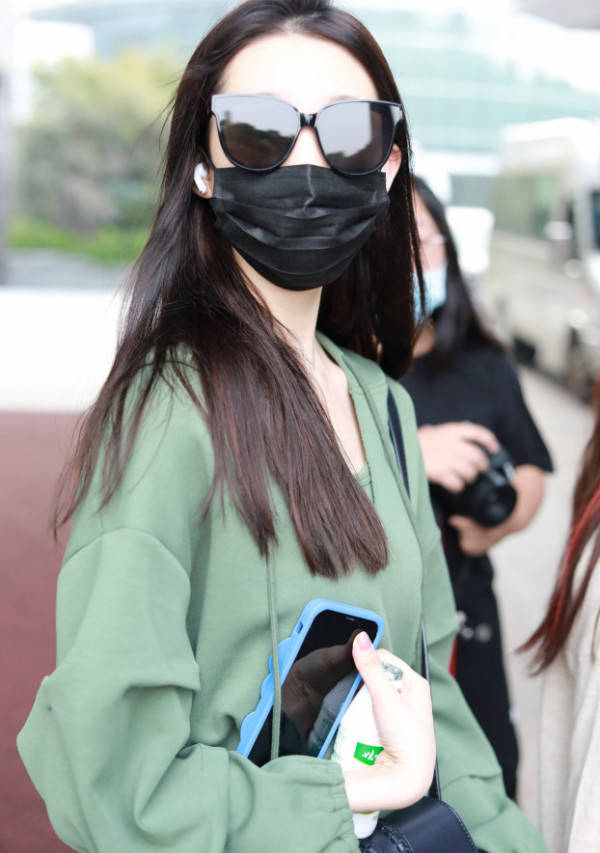 网络|张艺凡“下车照”疯传网络,看她离开精修后的腿,能叫人看自闭