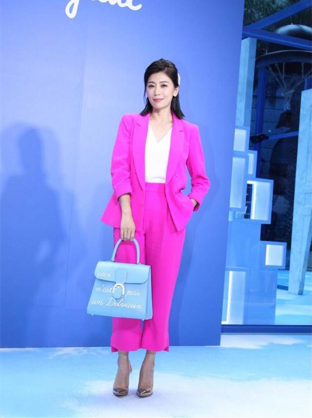 贵妇|贾静雯戴上亿珠宝现身，贵妇气质好迷人，46岁还是怎么穿都好看