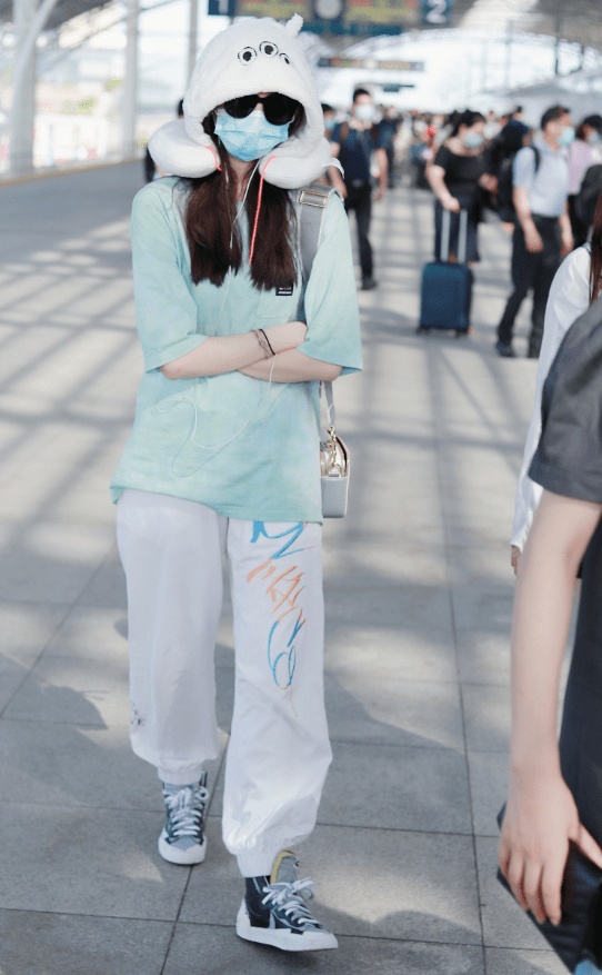 网络|张艺凡“下车照”疯传网络,看她离开精修后的腿,能叫人看自闭