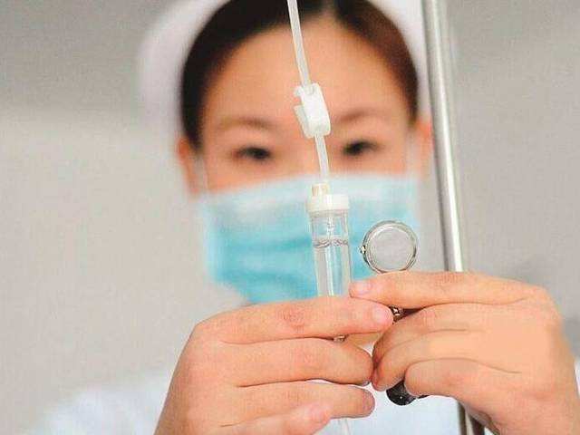 针头|为啥针头要扎在头上？原因医生不会细说，家长要知道带宝宝输液
