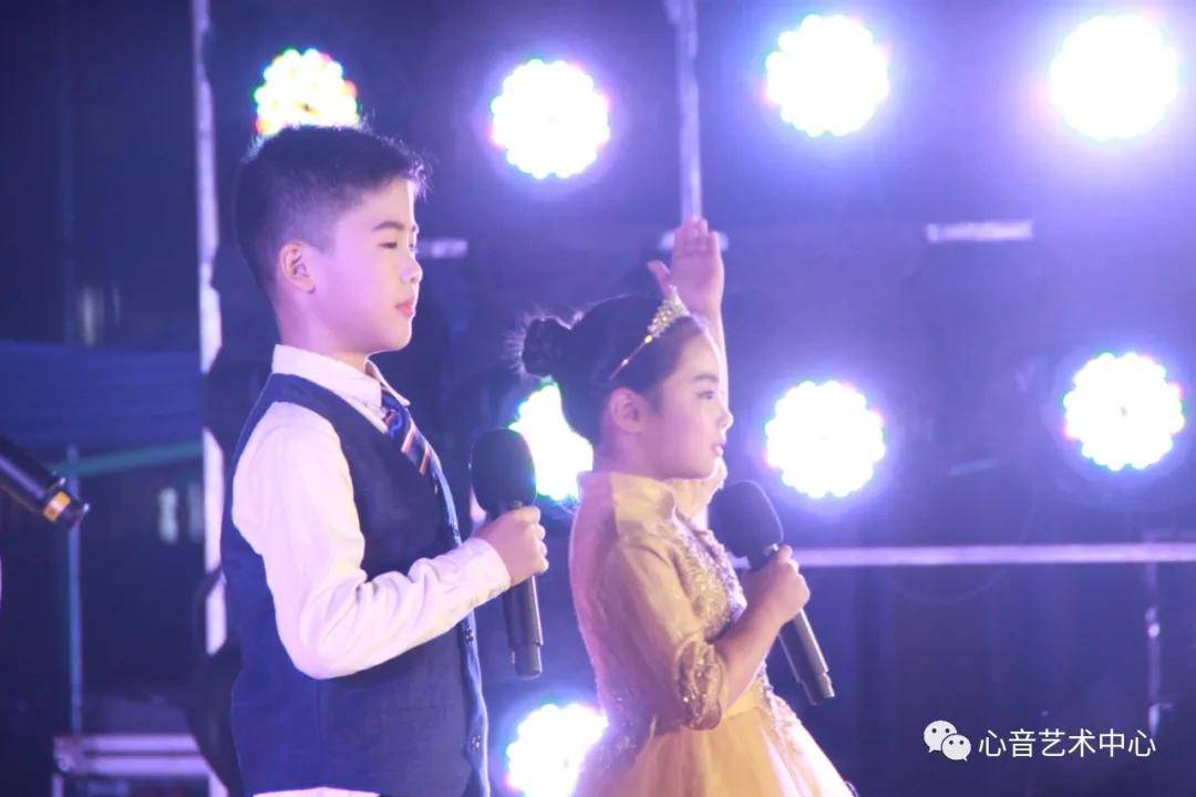
第八届心音中华经典诵读会中秋精彩上演：开云app官网下载(图3)