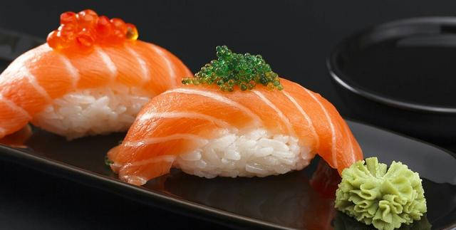 沙拉卷寿司怎么吃