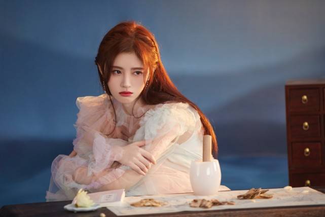 穆雅斓|网红穆雅斓直播卖货说鞠婧祎旧照皮肤黑没光泽,此前还内涵她整容