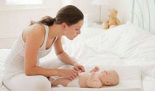 肚脐|妈妈一时手欠，差点要了宝宝的命新生宝宝肚脐迟迟不脱落