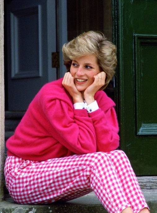 经典|戴安娜穿搭已成经典！离世22年依然时髦气质，名副其实的时尚偶像