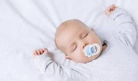 肚脐|妈妈一时手欠，差点要了宝宝的命新生宝宝肚脐迟迟不脱落