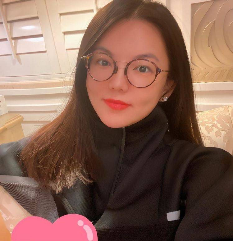 李湘带女儿逛奢侈品店，出手阔绰排场大，母女