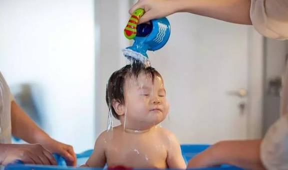 爸妈|杭州3岁男孩竟2个月没洗澡！爸妈无奈：都是因为这个病