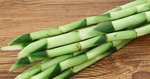 富贵竹叶子发黄怎么救已有根 4e5414691eb74eb5be232ea60be741f8.jpeg