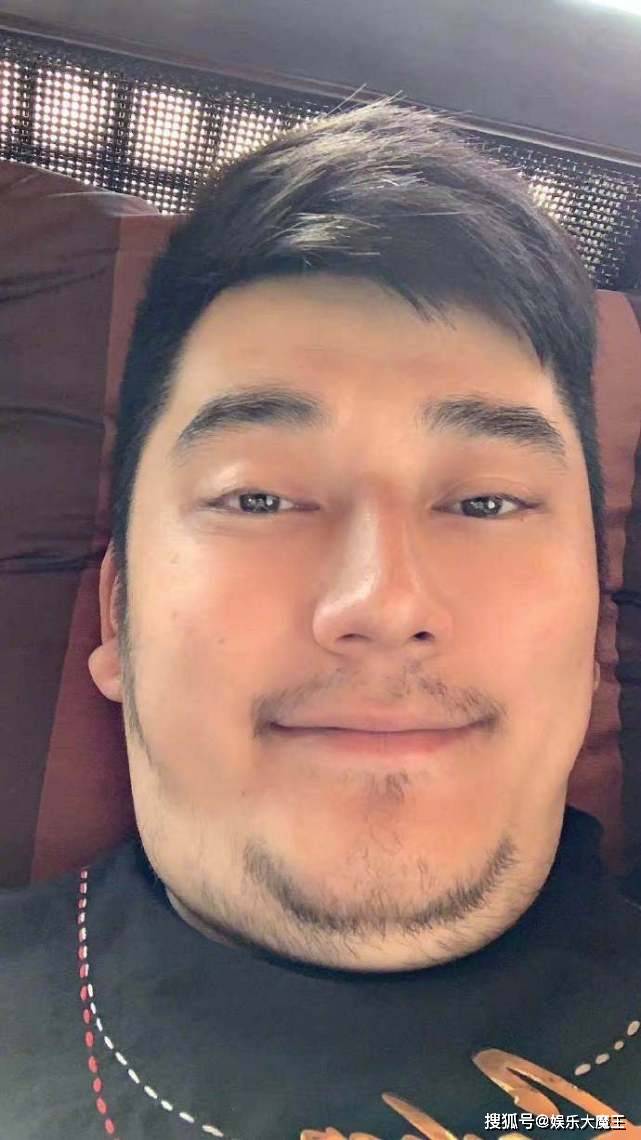王一博穿警服一身正气，与钱枫同框二人脸蛋大