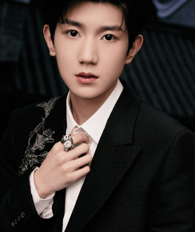 戒指|男星所戴的戒指，易烊千玺财大气粗，看到宋威龙：是为我备的吗？