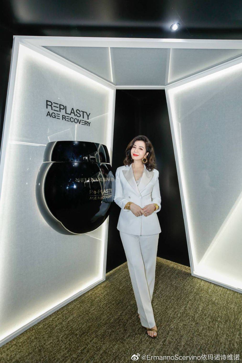 皱纹|真美女都不整容,钟楚红老了虽有皱纹,但气质优雅依然漂亮!