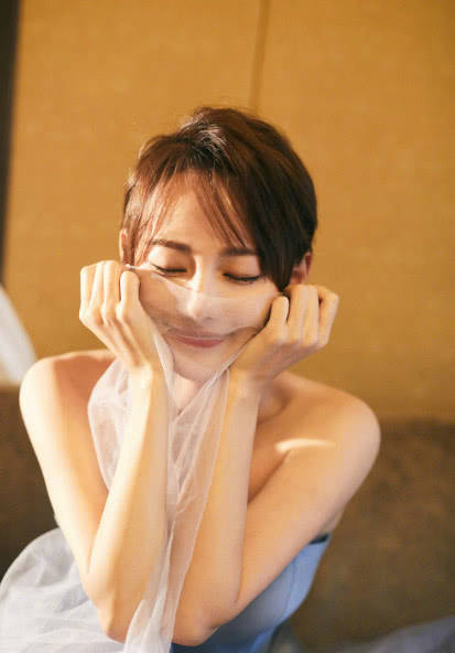 时尚|张嘉倪清新美艳薄纱裙,