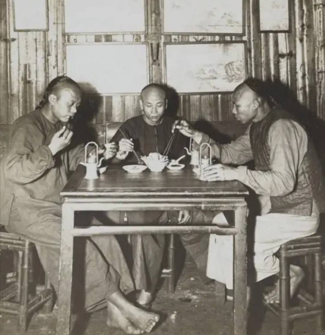 技不压身|清末老照片，算命先生在街头求温饱，图六满族贵妇在榻上吞云吐雾