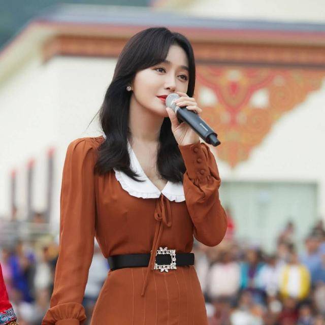 防走光|秦岚太保守？过马路猛拽裙子防走光，41岁却被誉为“鲜肉收割机”