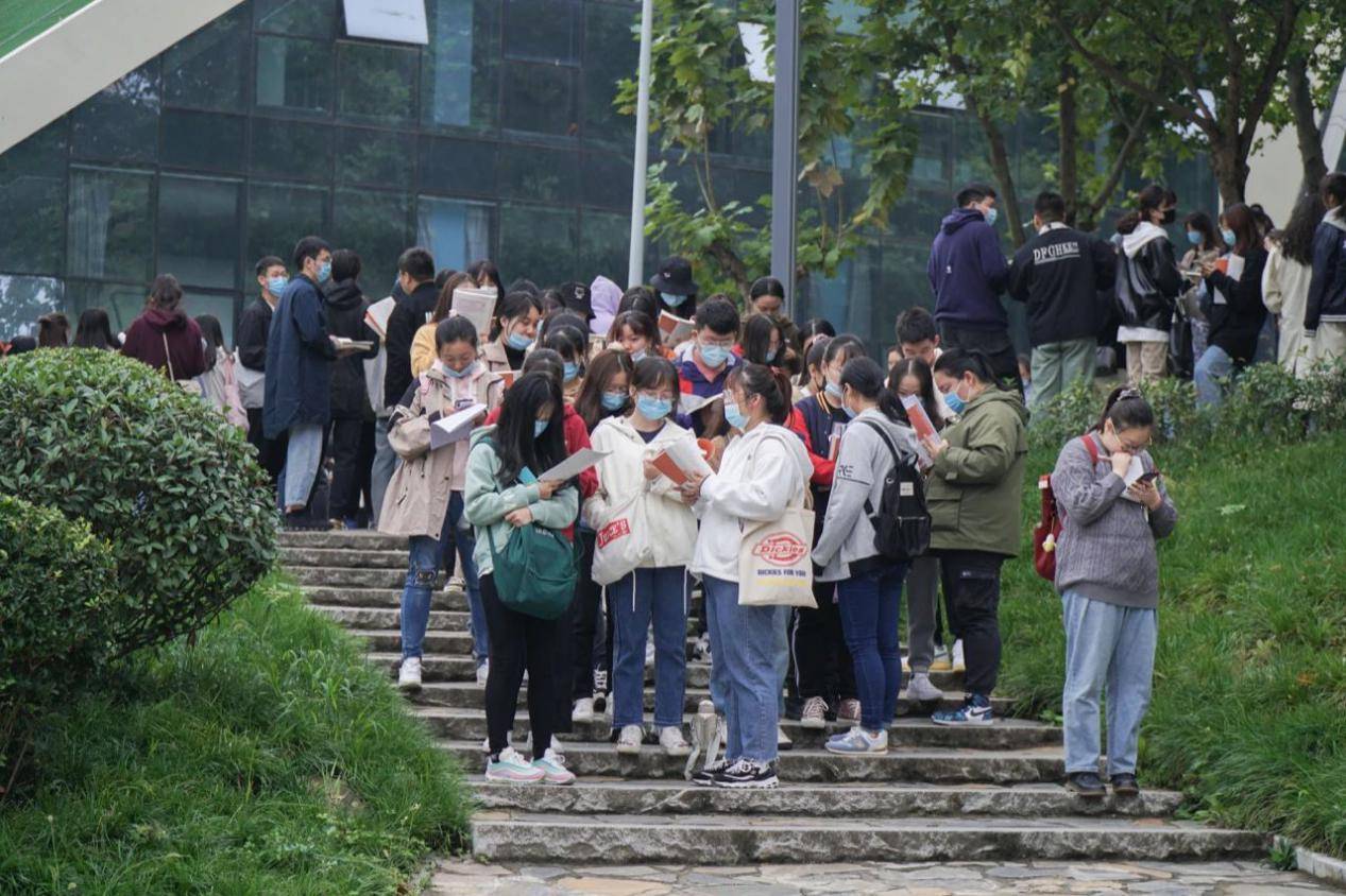 学子|西安翻译学院学子共赴“万人晨读”