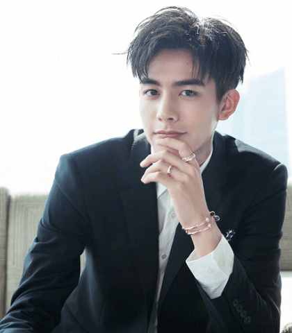 戒指|男星所戴的戒指，易烊千玺财大气粗，看到宋威龙：是为我备的吗？