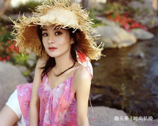 花朵|赵丽颖现在美到让人无法忽视,老土俗气的花朵裙,她穿都高级了