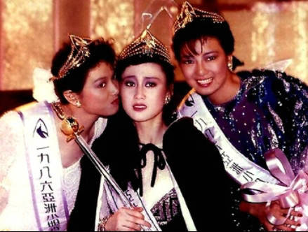 李连杰|李连杰17岁女儿晒美照，身材凹凸有致，一点不输利智