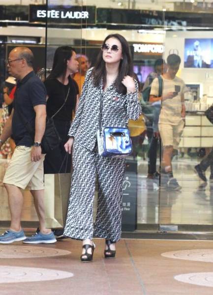 眼袋|周海媚素颜出镜，53岁状态很真实，眼袋很深也有鱼尾纹！