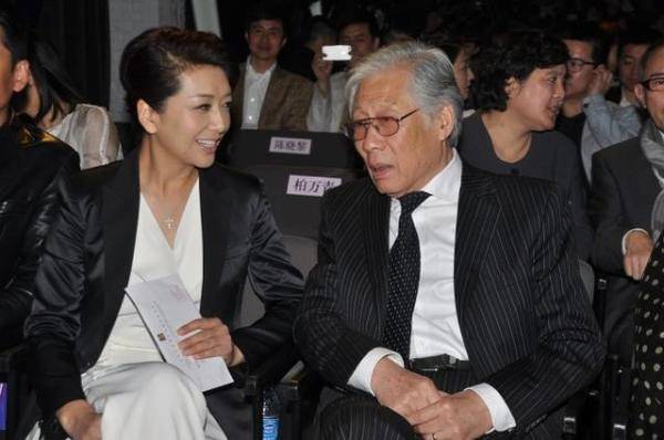 显得|江珊穿上纯色的服装，看着真挺有贵气感的，随性搭配却显气场