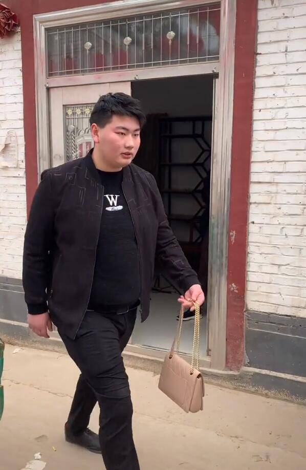 大衣哥儿子儿媳超甜蜜，小伟主动帮媳妇提包，