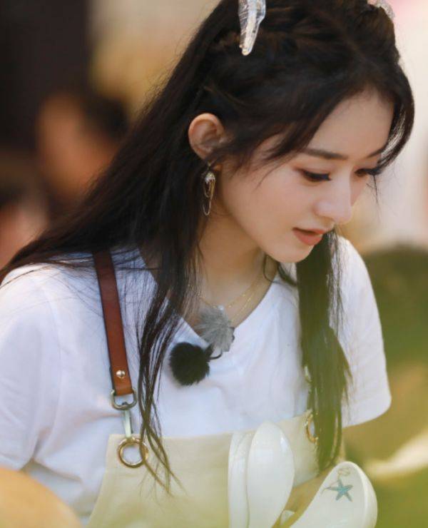 身高|赵丽颖拍戏被偶遇，真实身高公开，看着最多只有1米6